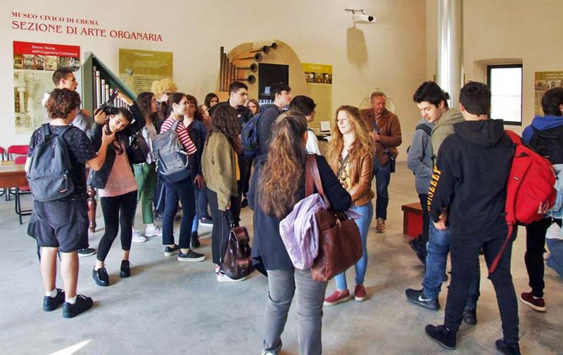 Figura 2 - Gli studenti dell’Istituto G.B. Grassi di lecco all’ingresso del Museo di organaria di Crema.