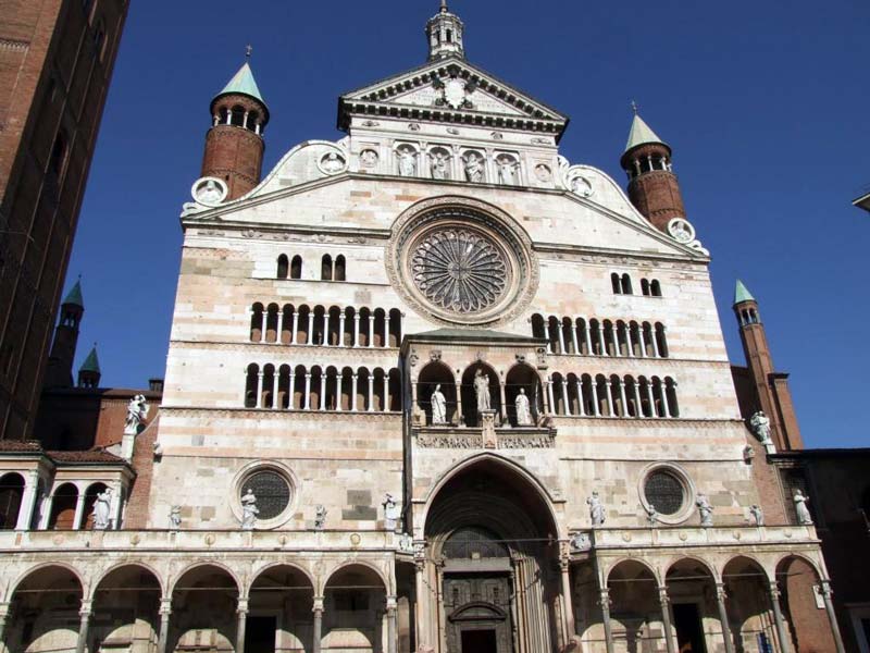 Figura 21 - La maestosa facciata del Duomo di Cremona.