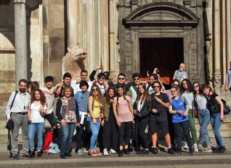 Figura 22 - La foto ricordo con gli alunni dell’Istituto G.B. Grassi di Lecco; è stata scattata davanti all’ingresso principale del Duomo di Cremona.