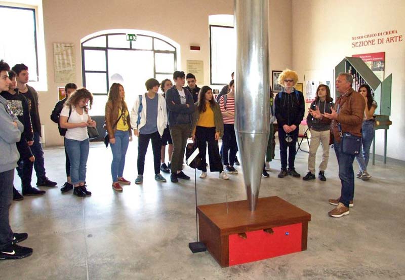 Figura 3 - Il direttore del museo Sig. Sebastiano Guerini spiega agli alunni come è nata l’idea di creare il Museo di organaria.