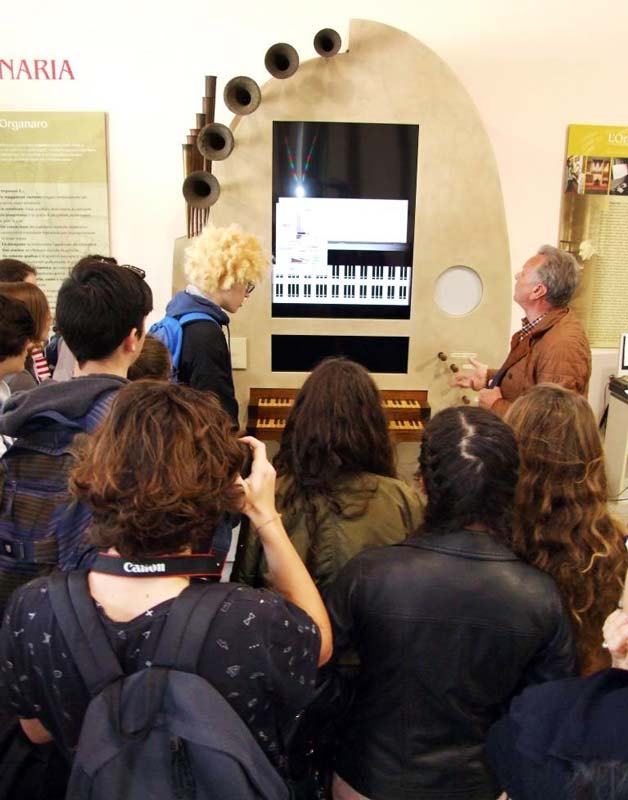 Figura 6 - L’organo “virtuale” presente nel Museo è stato appositamente progettato per spiegare agli alunni delle scuole come funziona l’organo a canne. 