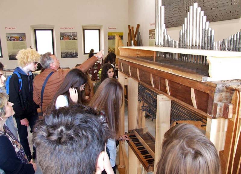 Figura 7 - Il Direttore del Museo spiega agli studenti quali sono le parti che compongono un organo a canne.