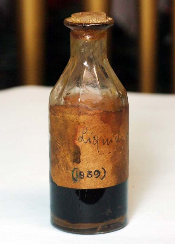 Figura 1 - La bottiglietta del 1939 con il liquido di Laukhuff per saldare le canne