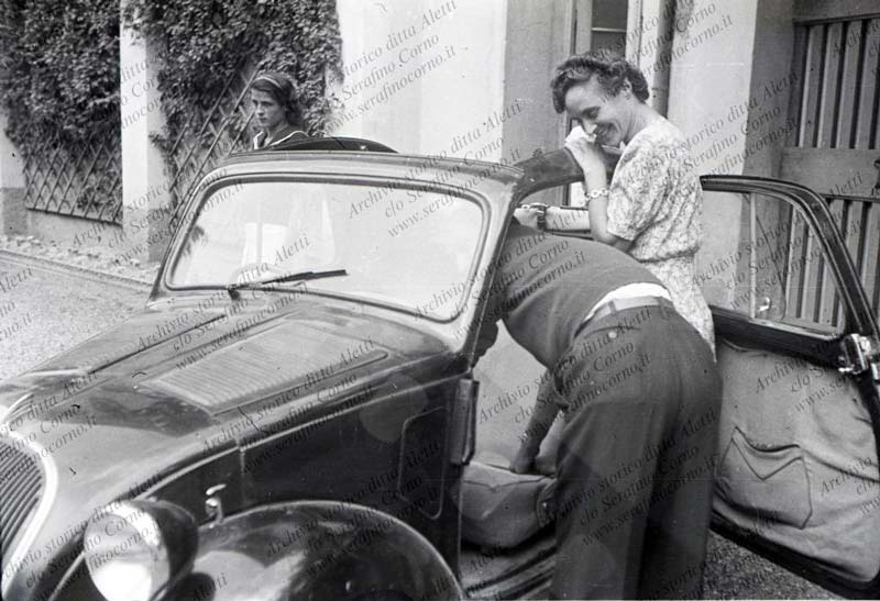 Figura 4 - La scansione digitale della pellicola negativa con l’automobile Fiat 500A di Enrico Aletti; la signora in piedi, che sembra dialogare con l’uomo reclinato nell’abitacolo, è Antonietta Calvi, la moglie di Enrico Aletti.