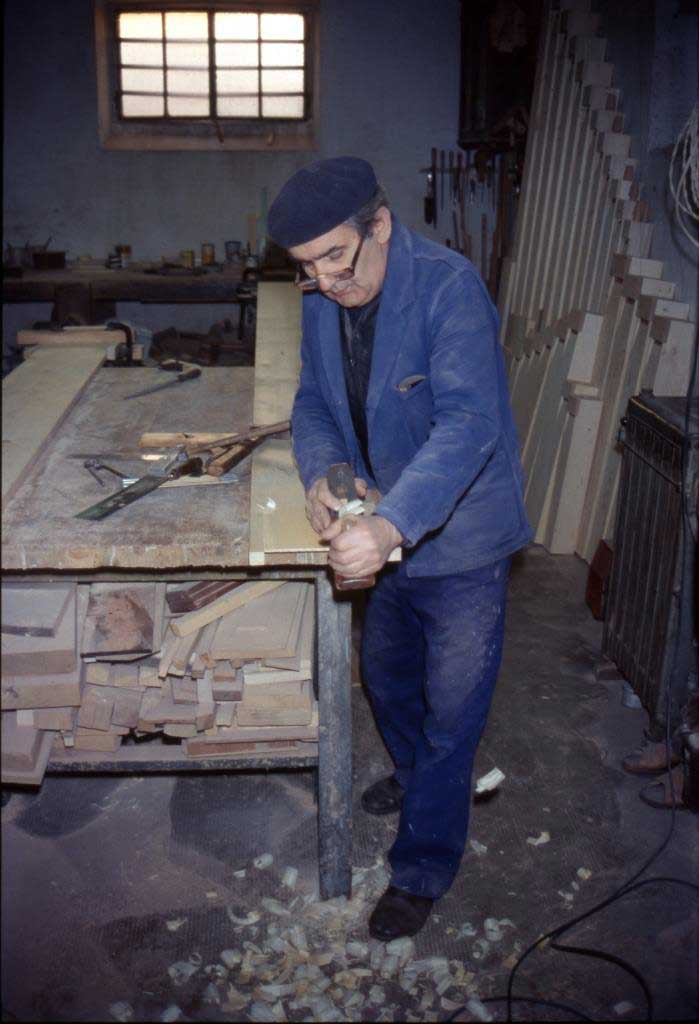 Alessandro Corno al lavoro nel suo laboratorio verso gli anni ’80 del secolo scorso.