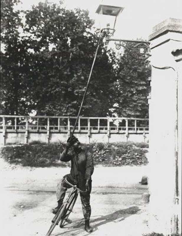 Prima metà degli anni ’10 circa: un “Lampionee” (Lampionaio) in bicicletta a Milano ripreso mentre accende un lampione a gas. 