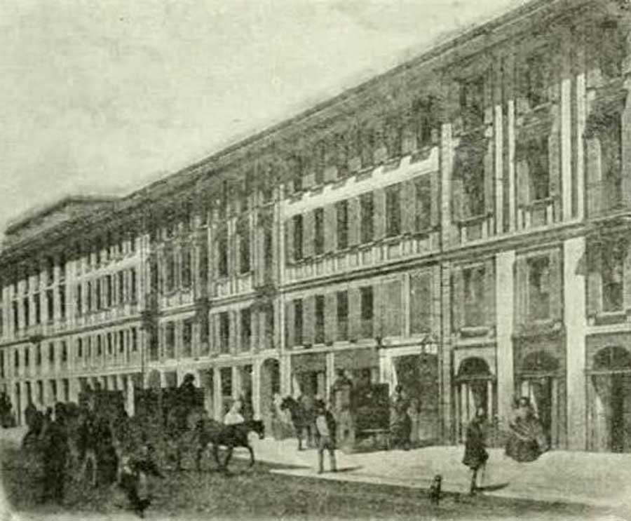 Stampa d’epoca attribuibile all’anno 1880 che raffigura la facciata dell’omonimo teatro di via S. Radegonda; fu demolito per fare posto al nuovo edificio della centrale.