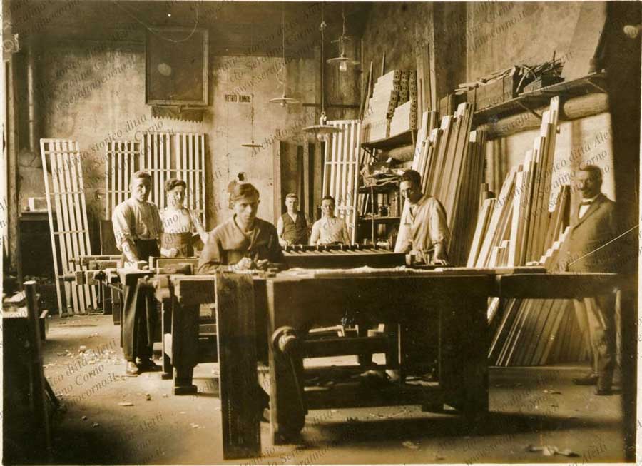 Le maestranze del reparto di falegnameria della ditta Fratelli Aletti in una fotografia della seconda metà dell’ottocento; sulla estrema destra il titolare: Attilio Aletti.