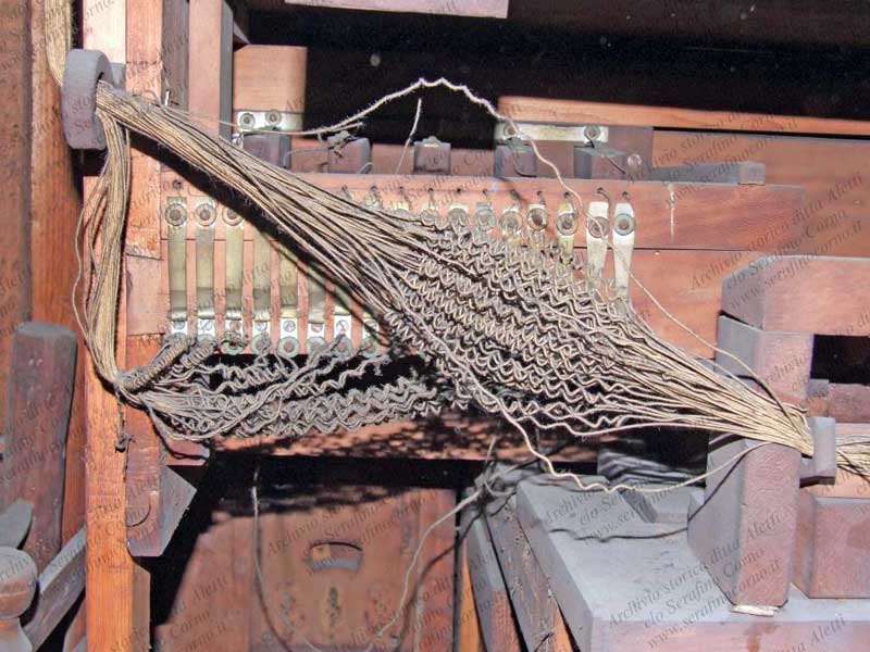 Questa immagine ritrae il sistema di collegamento dei cavi ai contatti dei pomelli; i fili elettrici in cotone partono da questa contattiera e vanno ad alimentare gli elettromagneti dei registri.  