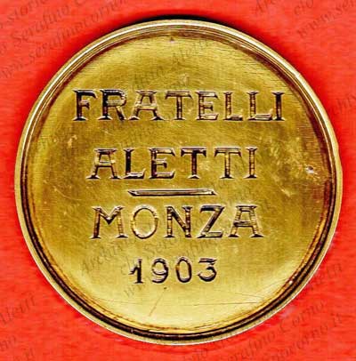 Marchio originale “Fratelli Aletti” 1903;  reca la data di costruzione del primo organo ad alimentazione d’Italia.  Questo marchio era incastonato nel frontalino della consolle di Fig.36 appena sopra le tastiere.